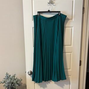 Ann Taylor Green Midi Pleated A-Line Skirt